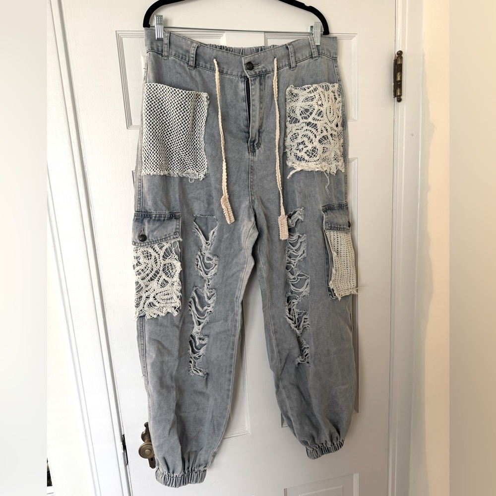 POL Women's Light Gray Distressed Cropped Jeans with Crochet Patches